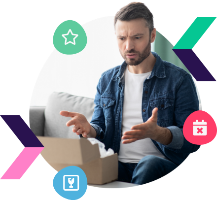 Unzufriedener Online Kunde vor geöffnetem Paket